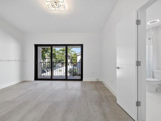 Продажа дома по адресу 16449 NE 26th Ave 16 - фото 6069661