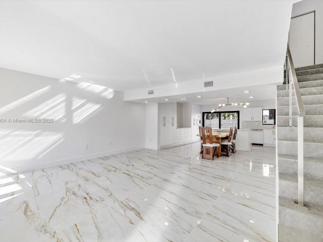 Продажа дома по адресу 16449 NE 26th Ave 16 - фото 6069662