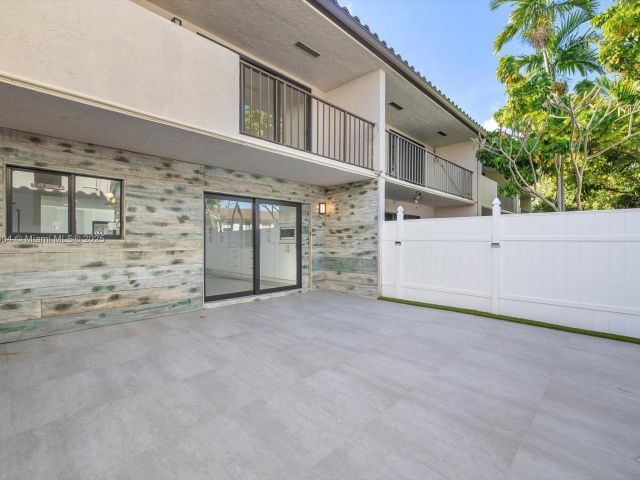 Продажа дома по адресу 16449 NE 26th Ave 16 - фото 6069666