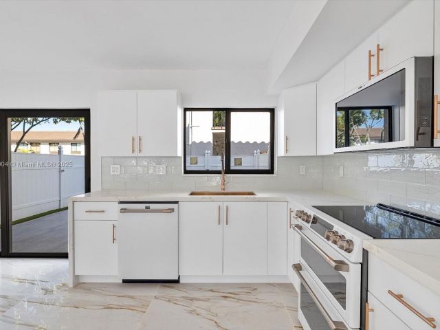 Продажа дома по адресу 16449 NE 26th Ave 16 - фото 6069668