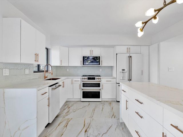 Продажа дома по адресу 16449 NE 26th Ave 16 - фото 6069669