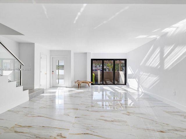 Продажа дома по адресу 16449 NE 26th Ave 16 - фото 6069670