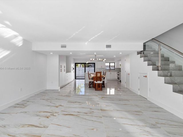 Продажа дома по адресу 16449 NE 26th Ave 16 - фото 6069671