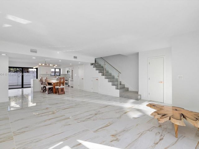 Продажа дома по адресу 16449 NE 26th Ave 16 - фото 6069672