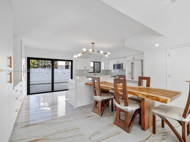 Продажа дома по адресу 16449 NE 26th Ave 16 - фото 6069673