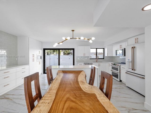 Продажа дома по адресу 16449 NE 26th Ave 16 - фото 6069674