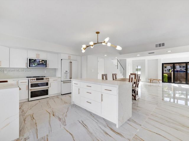 Продажа дома по адресу 16449 NE 26th Ave 16 - фото 6069675