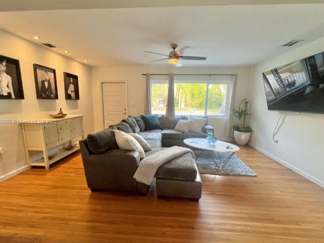 Дом в аренду по адресу 12530 NE 4th Ave - фото 6069832