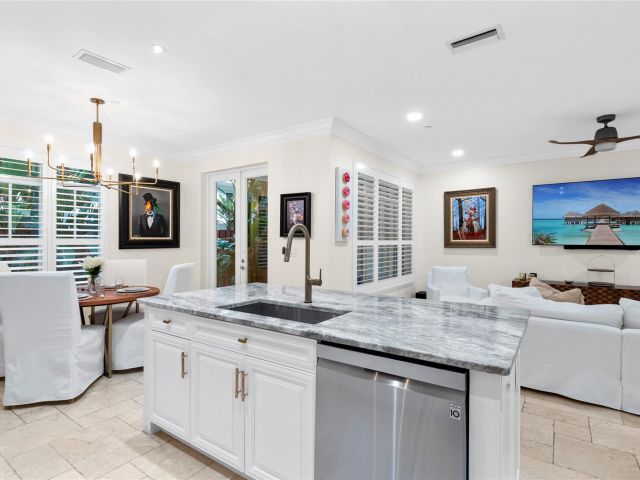 Продажа дома по адресу 220 NE 15th Ave 220 - фото 6131123