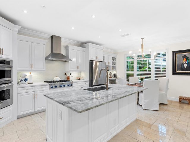 Продажа дома по адресу 220 NE 15th Ave 220 - фото 6131124