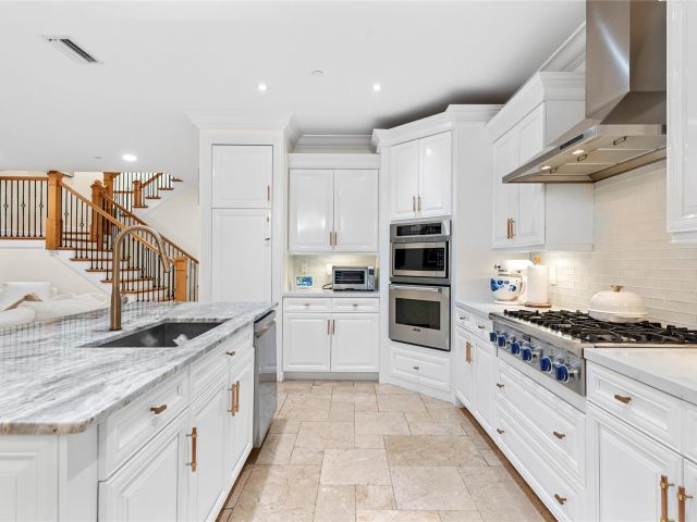 Продажа дома по адресу 220 NE 15th Ave 220 - фото 6131125