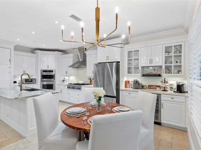 Продажа дома по адресу 220 NE 15th Ave 220 - фото 6131127