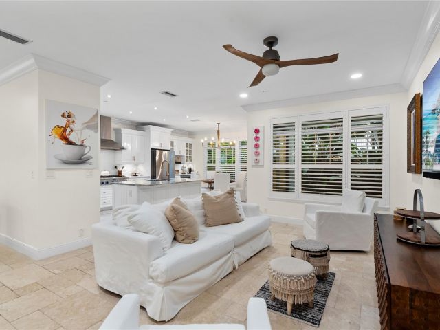 Продажа дома по адресу 220 NE 15th Ave 220 - фото 6131128