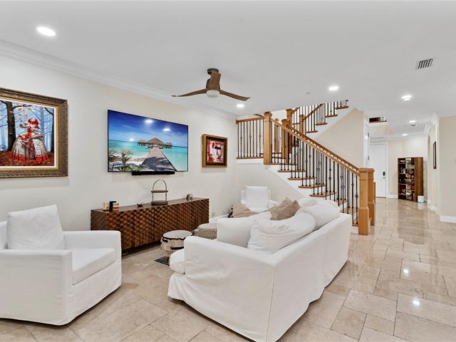 Продажа дома по адресу 220 NE 15th Ave 220 - фото 6131129