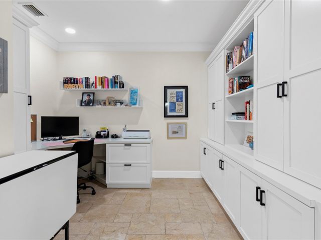 Продажа дома по адресу 220 NE 15th Ave 220 - фото 6131132