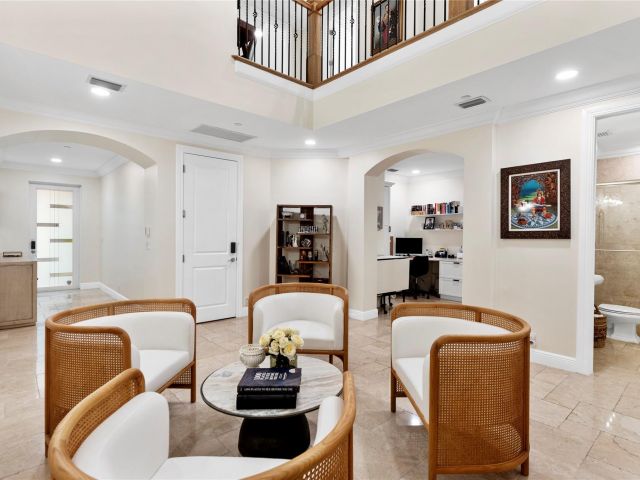 Продажа дома по адресу 220 NE 15th Ave 220 - фото 6131133