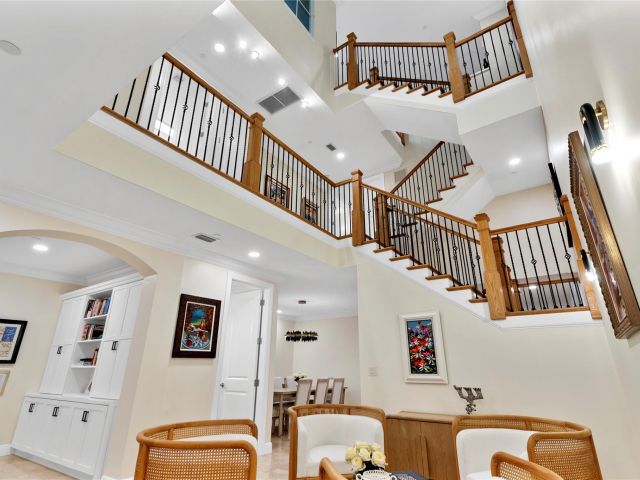 Продажа дома по адресу 220 NE 15th Ave 220 - фото 6131135