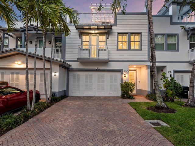 Продажа дома по адресу 220 NE 15th Ave 220 - фото 6131137