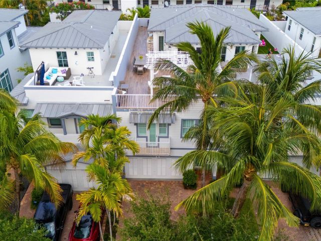 Продажа дома по адресу 220 NE 15th Ave 220 - фото 6131138