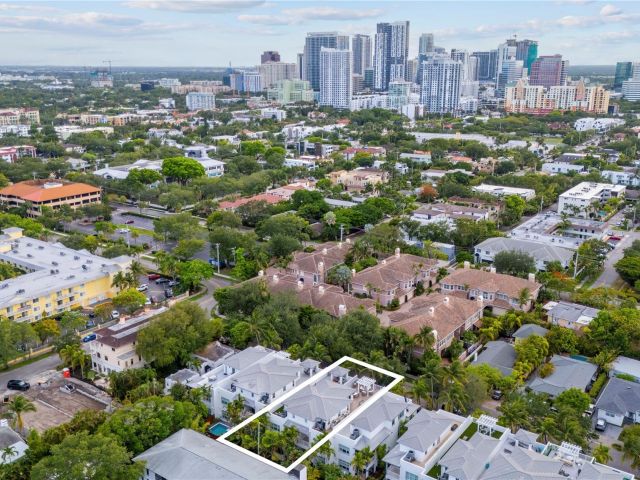 Продажа дома по адресу 220 NE 15th Ave 220 - фото 6131139