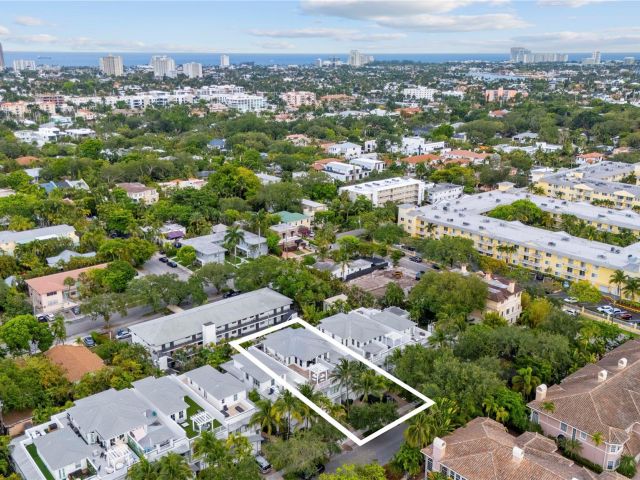 Продажа дома по адресу 220 NE 15th Ave 220 - фото 6131140