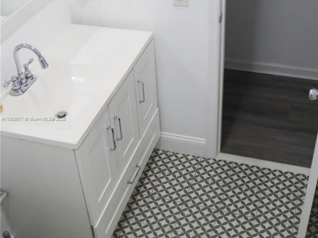 Продажа дома по адресу 1930 NW 55th St - фото 6143640