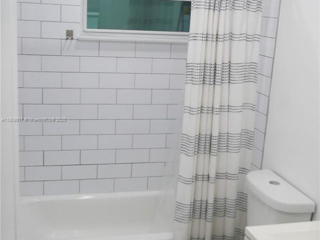 Продажа дома по адресу 1930 NW 55th St - фото 6143641