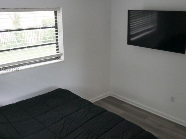 Продажа дома по адресу 1930 NW 55th St - фото 6143650