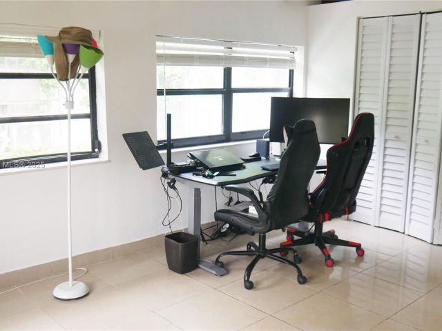 Продажа дома по адресу 1930 NW 55th St - фото 6143651