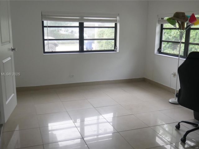 Продажа дома по адресу 1930 NW 55th St - фото 6143652