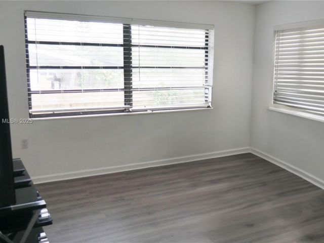 Продажа дома по адресу 1930 NW 55th St - фото 6143654