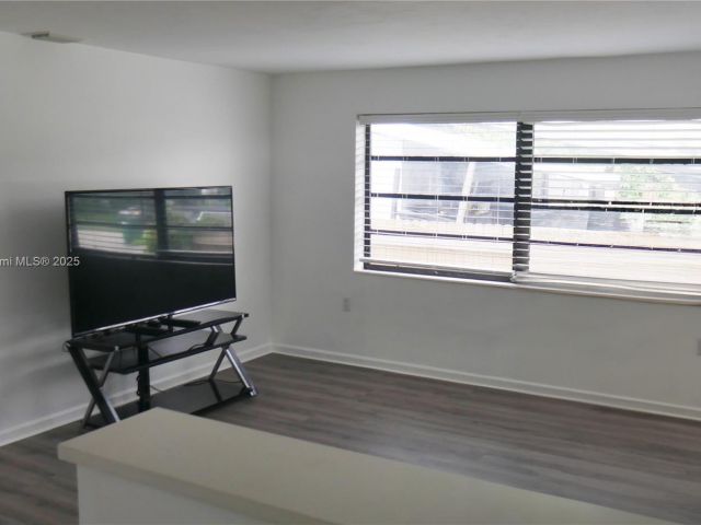 Продажа дома по адресу 1930 NW 55th St - фото 6143655