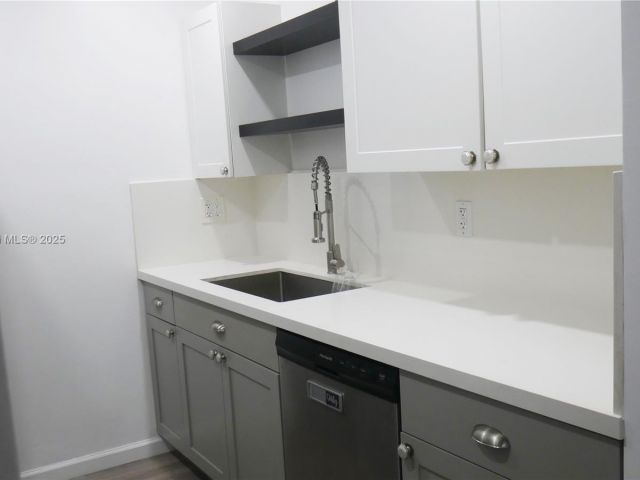 Продажа дома по адресу 1930 NW 55th St - фото 6143656