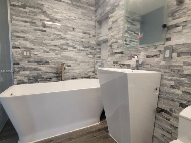 Продажа дома по адресу 14641 SW 52nd St - фото 6082688