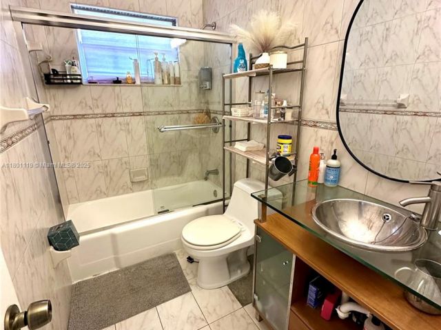 Продажа дома по адресу 21000 NE 26th Ave - фото 6076867