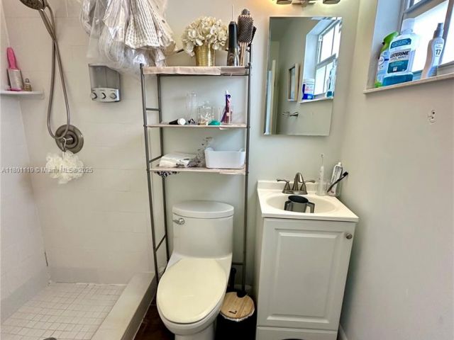 Продажа дома по адресу 21000 NE 26th Ave - фото 6076868