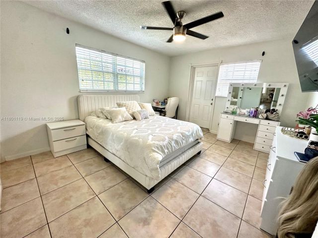 Продажа дома по адресу 21000 NE 26th Ave - фото 6076870