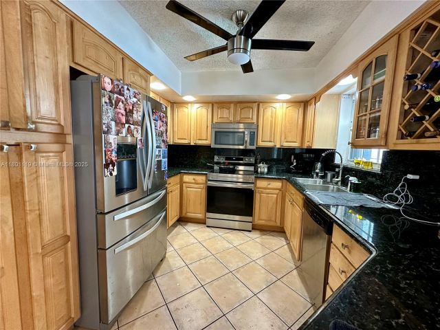 Продажа дома по адресу 21000 NE 26th Ave - фото 6076871