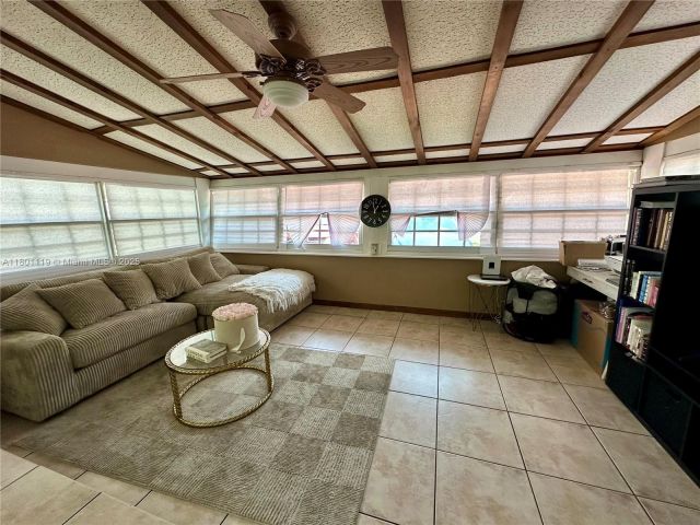 Продажа дома по адресу 21000 NE 26th Ave - фото 6076872