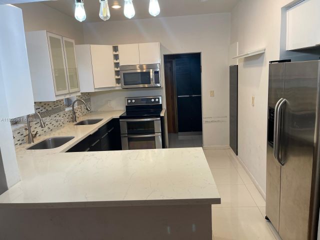 Дом в аренду по адресу 330 W 46th St 1 - фото 6076097