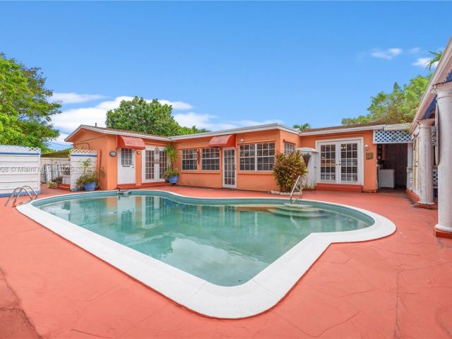 Продажа дома по адресу 7051 SW 2nd Ct - фото 6077874