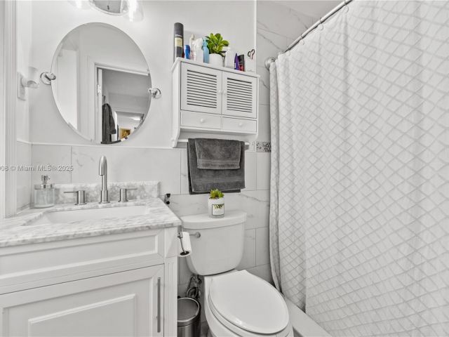 Продажа дома по адресу 7051 SW 2nd Ct - фото 6077875