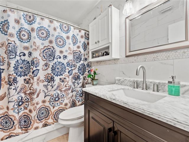 Продажа дома по адресу 7051 SW 2nd Ct - фото 6077877