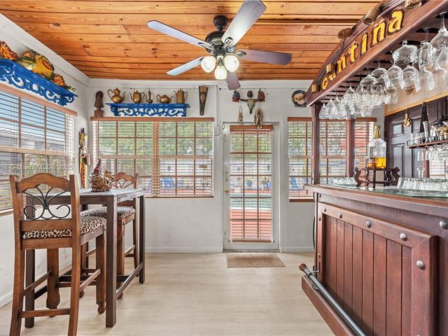 Продажа дома по адресу 7051 SW 2nd Ct - фото 6077879