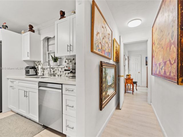 Продажа дома по адресу 7051 SW 2nd Ct - фото 6077880