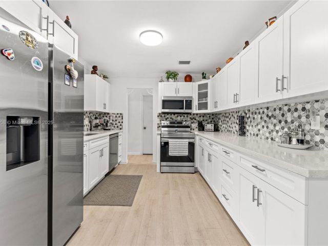 Продажа дома по адресу 7051 SW 2nd Ct - фото 6077881