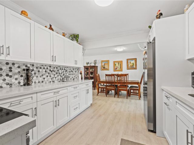 Продажа дома по адресу 7051 SW 2nd Ct - фото 6077882