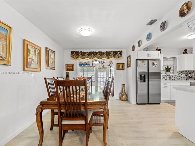 Продажа дома по адресу 7051 SW 2nd Ct - фото 6077883