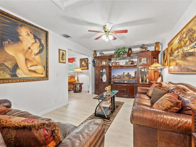 Продажа дома по адресу 7051 SW 2nd Ct - фото 6077885