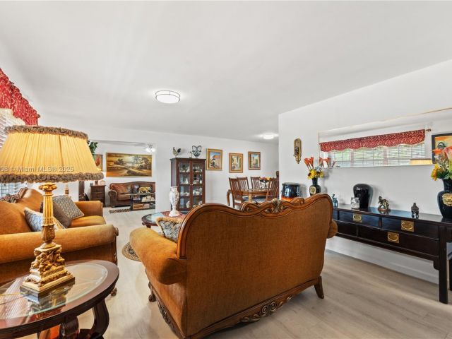 Продажа дома по адресу 7051 SW 2nd Ct - фото 6077887